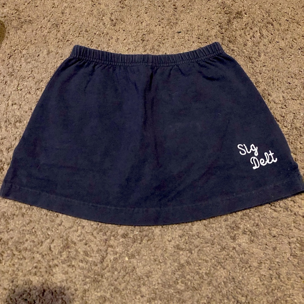 “Sig Delt” American Apparel skirt w/ attached shorts